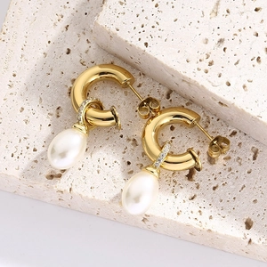 Boucles D'Oreilles Créoles En Forme De C Avec Acier Inoxydable Künstliche Perle Blanche Et Zircon Bijoux Élégants Pour Femmes