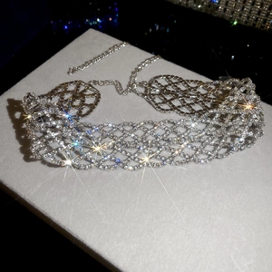 Détail macro du collier en résille argentée avec strass étincelants et fermoir mousqueton