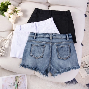 Pantaloncini di jeans a vita alta con orlo a frange in nero, bianco e blu lavato