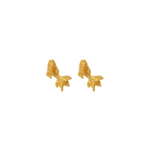Boucles d'oreilles koi dorées élégantes avec détails d'écailles sur fond blanc