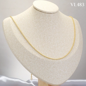 Detailed view of VL483 golden twist chain necklace displayed on a beige mannequin stand