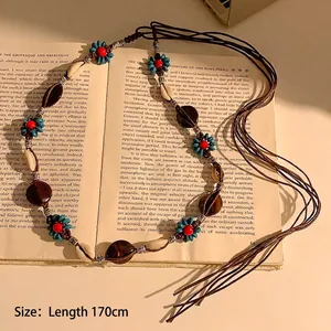 Détail de la chaîne de taille bohème de 170cm avec perles en bois et coquillages naturels