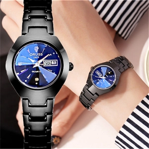 Détail d'une montre à quartz pour femme avec cadran bleu et affichage du calendrier