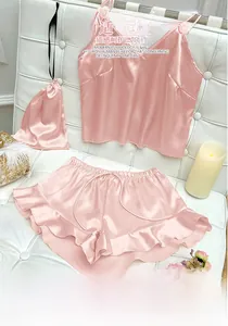 Detailansicht des rosa Seiden-Pyjama-Sets mit Rüschenshorts und Kordelzug-Beutel