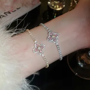 Bracelet floral élégant avec pierres roses en goutte et pavé de diamants pour femme
