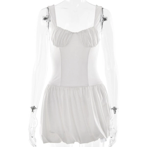 Mini robe blanche sans manches avec détails froncés et design de bonnets rembourrés