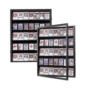Detail van de aan de muur gemonteerde zwarte sportkaarten vitrine met 5 interne planken