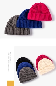 Détail montrant la texture côtelée épaisse et la structure en tricot de ce bonnet docker