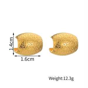 Detailed size view of hammered 18K gold textured stud earrings with size and weight info