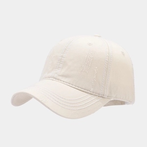 Detail van de versleten rand op een gebroken witte gewassen katoenen honkbalpet stijl