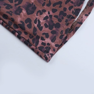 Détail des coutures de haute qualité et de l'imprimé léopard sur la robe à col en V