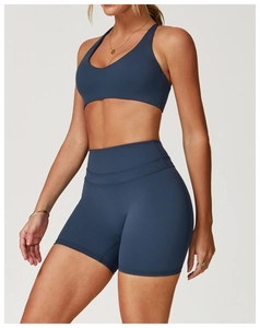 Détail de la brassière de sport et du short taille haute bleu gris à coutures plates