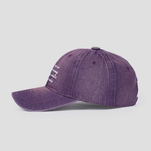 Détail de la casquette de baseball en coton délavé violet avec broderie blanche