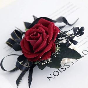 Corsage élégant en rose de velours rouge foncé avec ruban noir et bracelet de perles