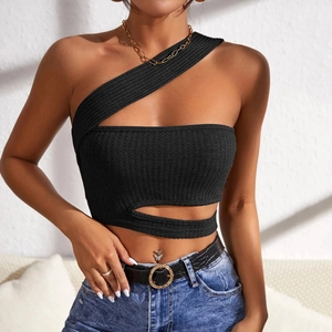 Detailansicht eines schwarzen Rippstrick-Croptops mit One-Shoulder-Cutout-Design