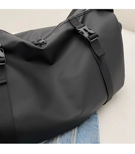 Détail du tissu en nylon imperméable et de la boucle de sangle sur le sac de sport