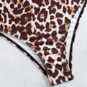Détail macro du tissu bikini léopard montrant les bords noirs et les coutures de qualité