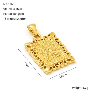 Détails du pendentif carré en acier plaqué or 18k montrant les dimensions 21x18mm et le poids