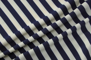 Nahaufnahme der marineblau und creme gestreiften Strickware mit weichem Faltenwurf