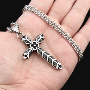 Collier avec pendentif croix en acier inoxydable poli et gravures de fleurs