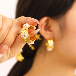 Stainless Steel C Shape Hoop Earrings 18K Gold Plated Artificial Pearl Flower Hammered Texture Hypoallergenic Jewelry For Women