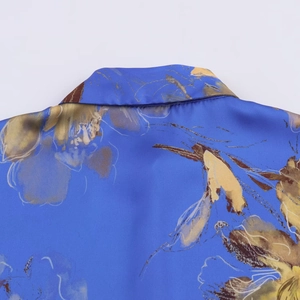 Camicia in raso blu con elegante stampa floreale gialla e classico colletto a revers