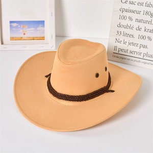 Dettaglio di un cappello da cowboy kaki con corda intrecciata e occhielli in metallo su bianco