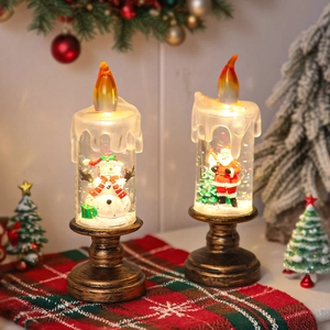 Détail de lanternes de Noël à LED en bronze avec décors de Père Noël et bonhomme de neige