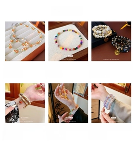 Vue détaillée en grille présentant divers bracelets en perles colorées et colliers