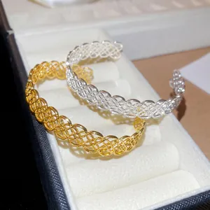 Ensemble de bracelets ouverts à tissage évidé en finitions dorée et argentée