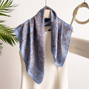 Retro Blaues Paisley-Seiden-Vierecktuch 70cm hängend mit elegantem Zubehör