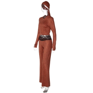 Détail du sweat léopard et pantalon évasé avec couture en dentelle noire raffinée