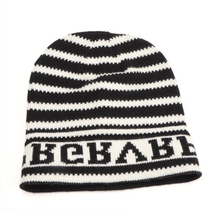 Vue détaillée d'un bonnet en maille rayé noir et blanc avec motif de lettres jacquard