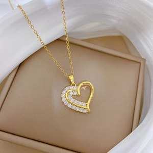 Luxueux collier double épaisseur en or avec un pendentif cœur orné de cristaux étincelants
