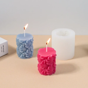 Makroansicht der Silikonform für Blumenrelief-Stabkerzen mit brennenden Aromatherapie-Proben