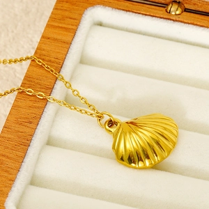 Eleganter Muschelanhänger aus Titanstahl in Gold mit einer minimalistischen O-Kette