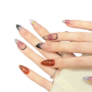 Handgemaakte kunstnagels met paarse bloemen, luipaardprint en kleine sterrenhangers