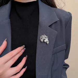 Elegante Spilla A Piuma Con Rame Zircone E Perla Artificial Di Imitazione Gioielli Di Moda Accessorio Per Donne
