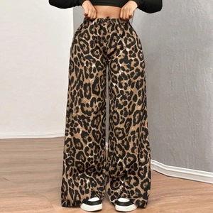 Dettaglio della vita alta con coulisse e stampa leopardata sui pantaloni larghi casual
