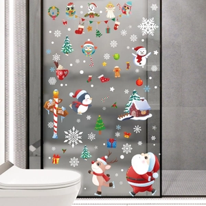 Stickers de Noël cartoon avec Père Noël, rennes et flocons sur porte vitrée de salle de bain