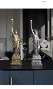 Dettaglio delle statuine della Statua della Libertà in bronzo e argento con base incisa