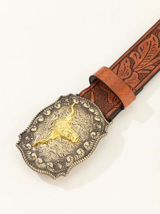 Détail de ceinture en PU marron avec relief de feuilles et boucle de taureau dorée