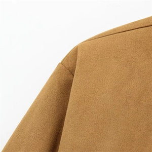 Gros plan d'une veste kaki à col montant montrant la texture du tissu et les coutures