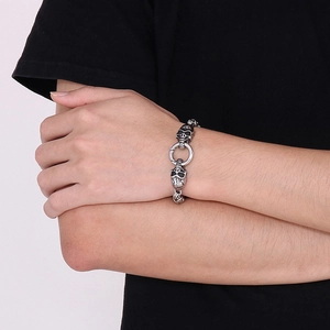 Gros plan sur le charme de crâne vintage d'un bracelet à maillons en acier titane