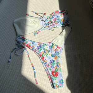 Ensemble bikini fleuri avec haut bandeau à nouer et bas échancré à imprimé floral coloré
