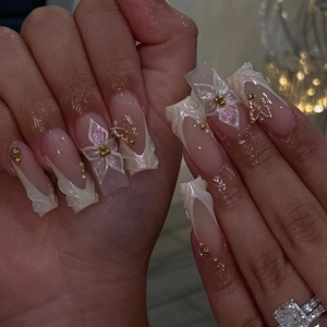 Lange Eckige Press On Nails Im Französischen Stil Stereoskopische Blume Goldener Schmetterling Künstliche Perle Elegante Künstliche Nägel Damen