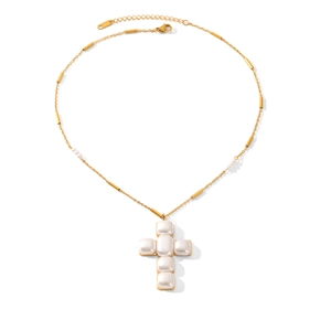 Goldene Edelstahlkette mit weißem Perlenkreuz-Anhänger für Damen auf weißem Hintergrund