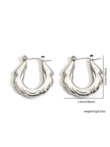 Dettaglio di orecchini a spirale a forma di U in argento con misure 2,7cm x 2,3cm