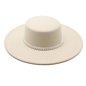 Dettaglio cappello in lana beige con rifiniture in perle e tesa larga elegante