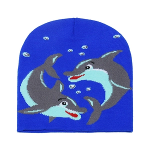 Détail du bonnet en tricot bleu avec motifs de dauphins en jacquard et texture précise